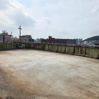 고층 옥상 샌드위치 판넬 가건물, 안전하게 철거하고 완벽하게 비우다