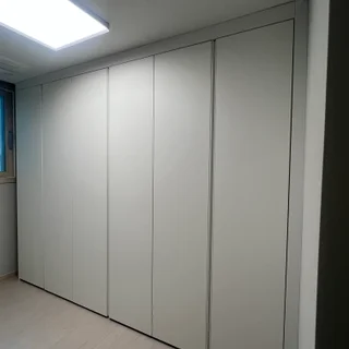 기장 신축 아파트 작은방, 맞춤형 붙박이장과 시스템장으로 공간을 넓히다