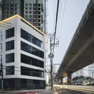 부암동 건축물의 극적인 변신: 방화창, 커튼월, 금속공사 전문 시공