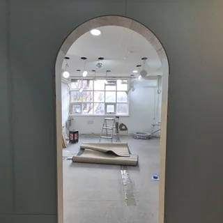 학원 아치문틀, 샷시