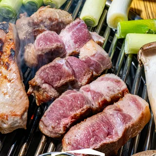 숯불구이의 육즙과 현장감을 살린 고깃집 플레이스 연출사진 촬영