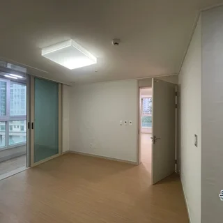 수원 원천동 광교중흥s클래스 안방 벽 실크벽지 시공