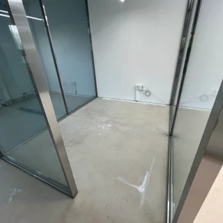 천안 성성동 자동차선팅샵, 모던 바닥재 시공으로 완성된 사무공간