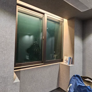 싱글남의 취향을 담은 블랙 & 그레이 모던 하우스: 차분함과 단열의 조화