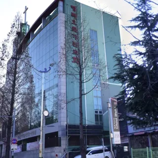 낡은 녹색 외벽에서 고급스러운 석재 외관으로, 노블스톤 리모델링