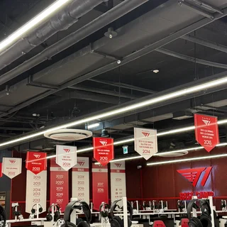 홍대 T1베이스캠프 내부 사인물