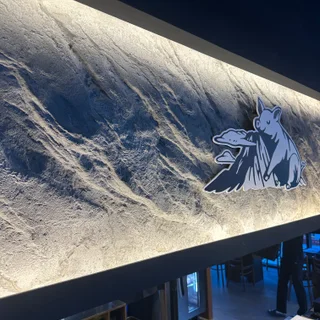 진주 고기집, 자연석 질감으로 완성한 품격 있는 아트월 인테리어