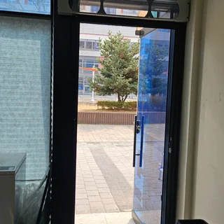 청라 배달전문점, 빈틈없는 현관롤 방충망으로 위생과 쾌적함을 동시에!