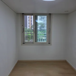 천안 아파트 작은방, 실크도배로 완성된 화사하고 깔끔한 공간