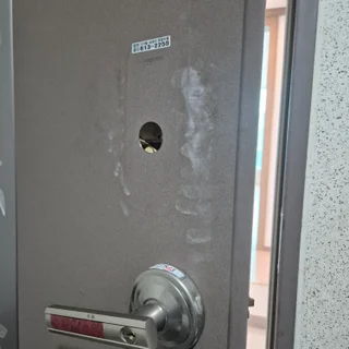 동탄 아파트 리모델링, 지문 푸쉬풀 도어락과 안전장치 설치로 완성된 현관 보안