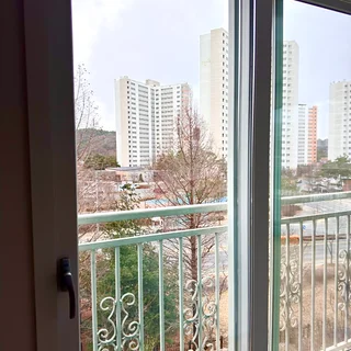 대전 아파트 유리창, 따뜻한 햇살로 더욱 따뜻한 겨울 풍경을 선물합니다