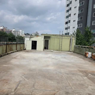 고층 옥상 샌드위치 판넬 가건물, 안전하게 철거하고 완벽하게 비우다