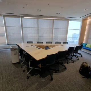 언더아머 대회의실 테이블