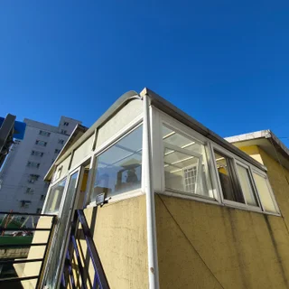 3층 지붕, 샷시 철거