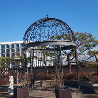 생기 잃은 옥상 공간, 조경 공사로 되살아난 푸른 휴식처