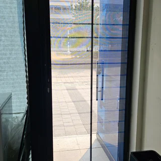 청라 배달전문점, 빈틈없는 현관롤 방충망으로 위생과 쾌적함을 동시에!