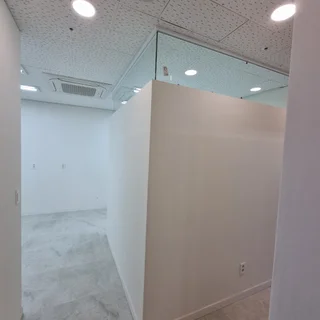 병원 인테리어의 정석 화이트 앤 우드 컨셉