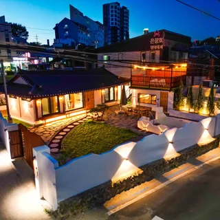 영덕 삼사리 독채민박, 낡은 집의 기적 같은 변신: 마당 조경부터 수영장까지