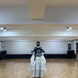 한복모델대회 참가를 위한 부채를활용한 포즈를 배워보자.