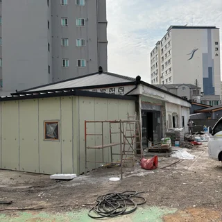 오래된 건물의 완벽 변신: 매쉬작업과 드라이피트 마감으로 완성된 외벽 리모델링