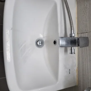 곰팡이 오염과 부분오염이 심한 오피스텔 화장실
