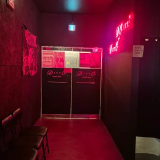 부천 신중동 뮤직바 DittO: 올 블랙 인테리어로 완성된 모던 사운드 공간