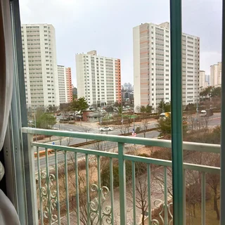 대전 아파트 유리창, 따뜻한 햇살로 더욱 따뜻한 겨울 풍경을 선물합니다