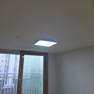 거실부터 현관까지, 공간의 품격을 높이는 섬세한 조명 디자인
