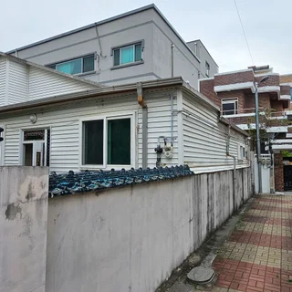 오래된 구옥의 완벽 변신: 누수·단열 해결, 현대적 외관의 주택 리모델링