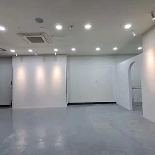 소래포구 미술학원, 감각적인 가벽과 아치로 완성된 갤러리형 공간