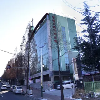 낡은 녹색 외벽에서 고급스러운 석재 외관으로, 노블스톤 리모델링