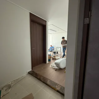 문현로 신안인스빌, 초슬림 3연동 화이트 모루 중문으로 완성된 현관 인테리어