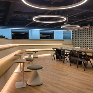 강남 업무시설 인테리어: 4주 만에 구현한 유연하고 감각적인 오피스 디자인