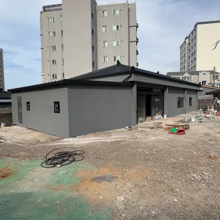 오래된 건물의 완벽 변신: 매쉬작업과 드라이피트 마감으로 완성된 외벽 리모델링