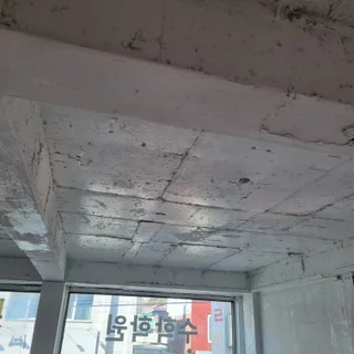 오래된 상업 공간 기존의 낡은 천장 철거후 시공