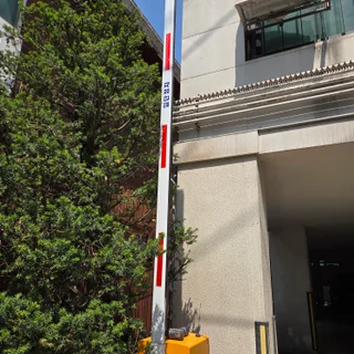 노후 주차장, 스마트 차단기 설치와 바닥 정비로 완벽 변신!