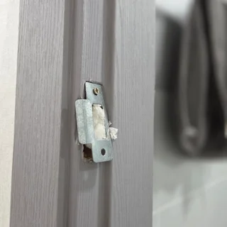 화장실(욕실) 문틀이 망가져 문이 안닫혀요..