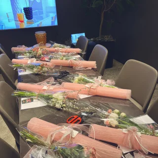백화점 VIP를 위한 품격 있는 플라워 클래스: 시연부터 핸드타이드 부케까지