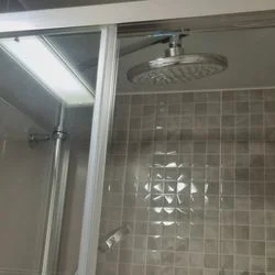 입주청소 화장실의 욕조와 샤워부스의 물때제거를 완벽하게