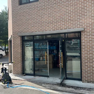 경산 상가 유리창 대박입니다.