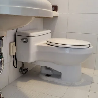 양변기 틈새 악취, 전문 진단과 완벽 시공으로 화장실 냄새 완벽 제거