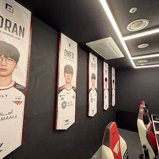 홍대 T1베이스캠프 내부 사인물