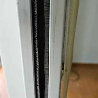 새로운 모헤어로 완성하는 완벽한 외풍 차단, 샷시 틈막이 시공