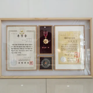 전시 맞춤 대형 액자 주문 제작 (유니폼, 훈장, 병원, 무신사, 사무실, 하정우 작가)