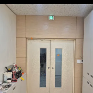 낡은 학교 공간의 혁신, 인테리어 필름 시공으로 완성된 모던 디자인