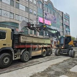 06w 굴착기 건설 폐기물 상차.