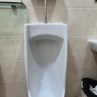 손상된 소변기 교체부터 전체 공간 재탄생까지, 화장실 리모델링