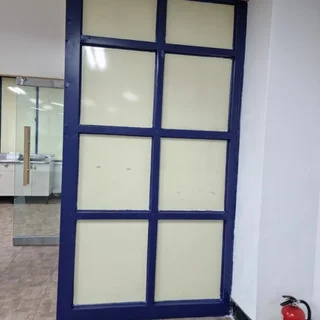 빌딩 가벽 페인트 칠하기