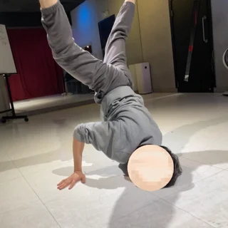 성인 남자 비보이 기술(원드밀)