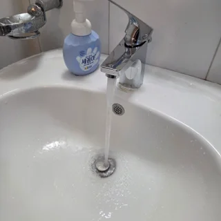 고장난 수전, 새 생명을 불어넣다: 깔끔한 교체 시공으로 되찾은 편리함
